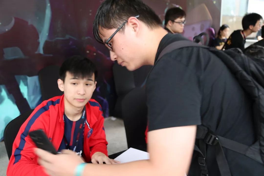 理智观赛很重要，这些人是真心喜欢EDG吗？