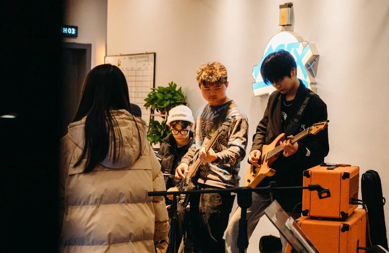 LPL抢分大战正式开启，11支战队争七个名额，RNG被抬进季后赛