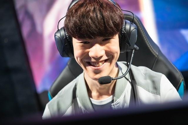 网友整理了 Yagao 的职业成就：两次联赛冠军，一次FMVP，以及S联赛半决赛最佳